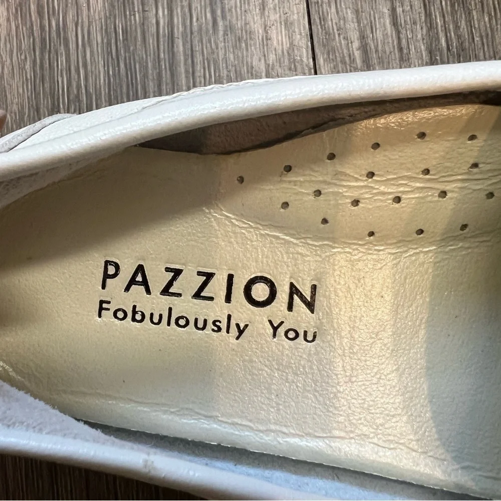 Pazzion Fabulously You Toddler White Molly Rhinestone Flowers Moccasins Size 3